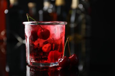 Buzlu vişneli soda ve ayna masasında buzlu böğürtlen. Arka planda bulanık, yakın plan.