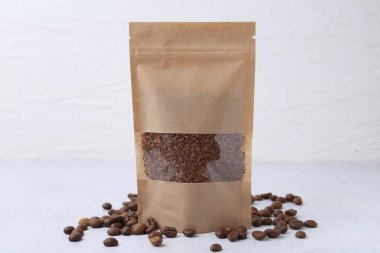 Hazır kahve ve hafif arkaplanda fasulye torbası.