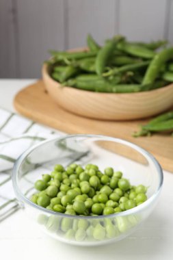 Taze taze bezelyeler beyaz ahşap masada