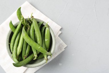 Gri masada taze taze taze bezelyeler, üst manzara. Metin için boşluk