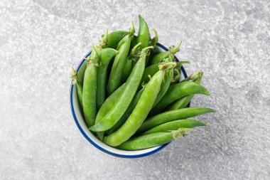 Taze taze bezelyeler Gri masada, üst manzara