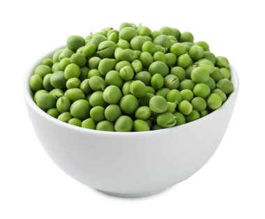 Taze taze bezelyeler beyaz kasede izole edilmiş.