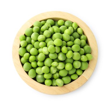 Taze yeşil bezelyeler beyaz kasede izole edilmiş, üst tarafta.