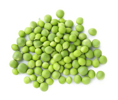 Beyazlar üzerinde izole taze bezelye yığını.