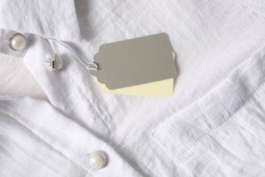 Beyaz gömlekte karton etiketler, üst görünüm
