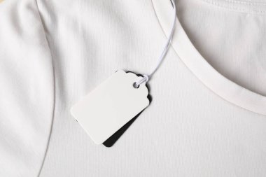 Beyaz tişörtte karton etiketler, üst görünüm
