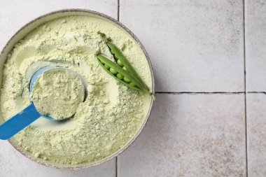 Protein tozu ve yeşil bezelyeler açık masa üzerinde, üst manzara. Metin için boşluk