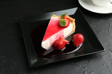 Çilekli, soslu ve naneli leziz bir cheesecake.