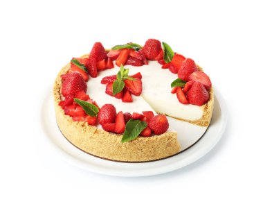 Çilekli lezzetli cheesecake ve beyaz üzerine izole edilmiş nane şekeri