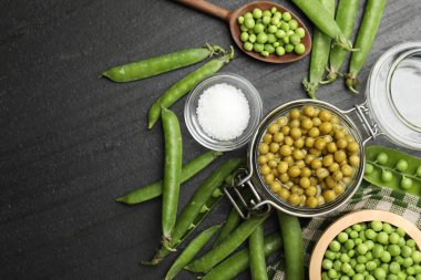 Bezelye turşusu, tuz ve kabuklar siyah masada, düz yerde. Metin için boşluk