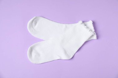 Menekşe arkaplanda bir çift rahat beyaz çorap, üst görünüm