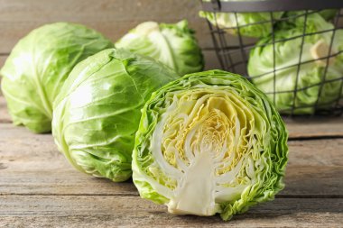 Taze lahana ve sepet tahtada, yakın plan.