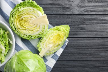 Taze taze ve siyah ahşap masa üzerinde kesilmiş lahanalar, düz yatış. Metin için boşluk