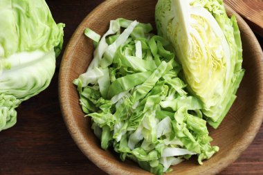 Tahta masada taze lahana kes, düz uzan.