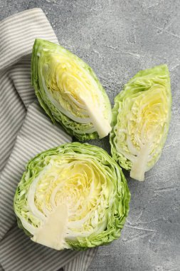 Taze lahana parçaları gri masada, düz yatıyordu.