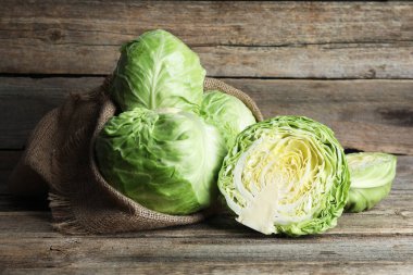 Taze et ve ahşap masada lahana kes.