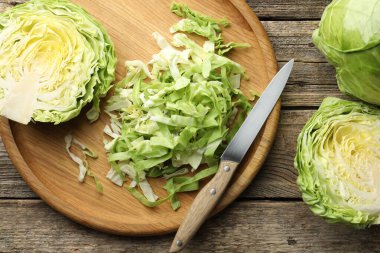 Tahta masada taze lahana ve bıçak kes, düz uzan.