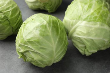 Gri masada taze yeşil lahanalar, yakın plan.