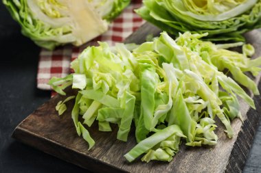 Siyah masada taze yeşil lahana kes, yakın plan.