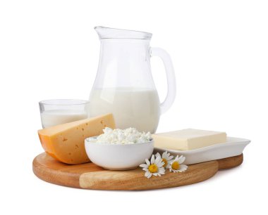 Farklı taze süt ürünleri ve beyaz papatya çiçekleri.