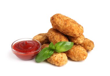 Lezzetli kızarmış kroket, fesleğen ve sos beyaz üzerine izole edilmiş.