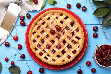 Lezzetli kirazlı turta ve böğürtlen açık mavi ahşap masa, düz uzanmış