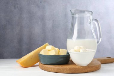 Beyaz ahşap masa üzerinde farklı süt ürünleri