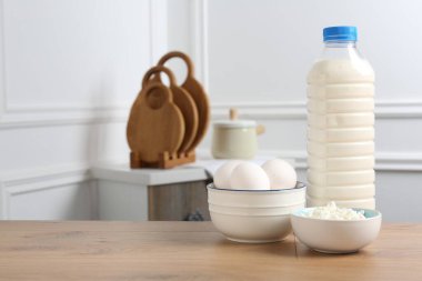 İçerideki ahşap masada farklı süt ürünleri ve yumurtalar. Metin için boşluk