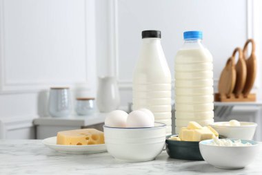 Beyaz mermer masa üzerinde farklı süt ürünleri ve yumurtalar. Metin için boşluk