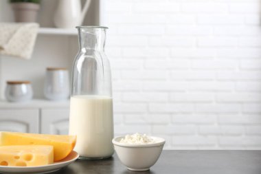 Mutfaktaki gri desenli masada farklı süt ürünleri. Metin için boşluk