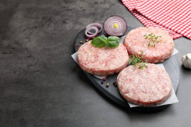Hamburger ve baharatlar için taze çiğ köfteler, yakın plan. Metin için boşluk