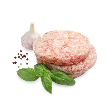 Hamburger için taze çiğ köfte ve beyaz üzerine izole edilmiş baharatlar.
