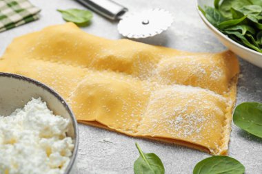 Pişmemiş ravioli, süzme peynir ve ıspanak, yakın plan.