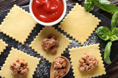 Tahta masada mantı bolonez yapmak, düz uzanmak.