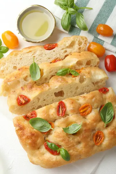 Domatesli, fesleğenli ve yağlı nefis Focaccia.