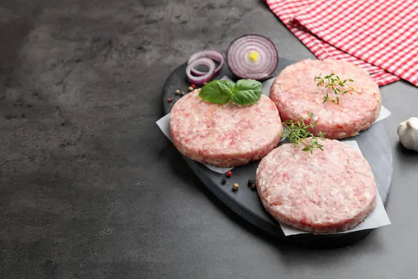 Hamburger ve baharatlar için taze çiğ köfteler, yakın plan. Metin için boşluk