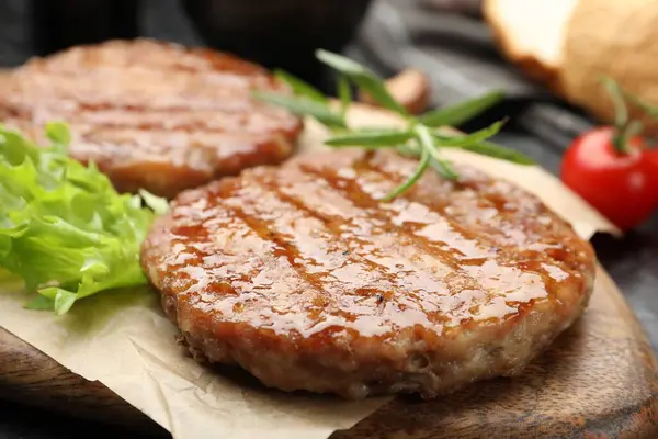 Lezzetli hamburger köfteleri ve baharatlar masada, yakın plan.