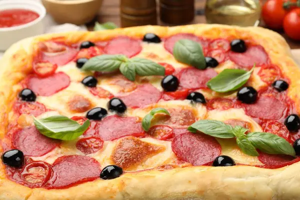 Fesleğenli ev yapımı pizza, yakın plan.