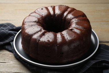 Lezzetli çikolatalı kek ahşap masada, yakın plan.