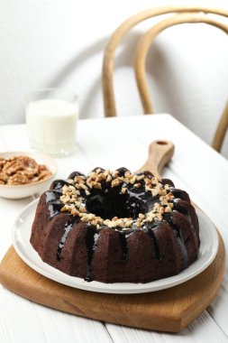 Beyaz ahşap masada fındıklı lezzetli çikolatalı kek.