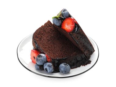 Lezzetli çikolatalı kek parçaları. Çilek ve yaban mersinli. Beyaz üzerine izole edilmiş.