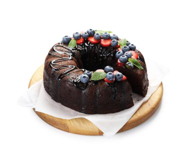 Çilekli, naneli ve yaban mersinli lezzetli çikolatalı kek.