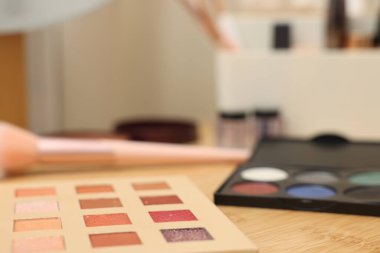 Göz farı paletleri ve ahşap masaya fırça, yakın plan. Metin için boşluk