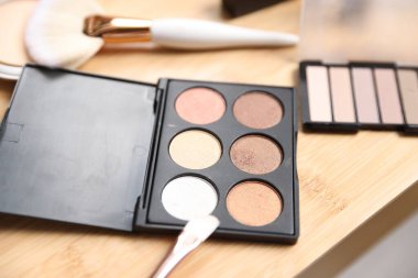 Ahşap gösteriş üzerine farklı makyaj ürünleri, yakın çekim