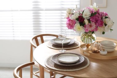 Yemek odasında şakayık demeti olan güzel bir masa. Metin için boşluk