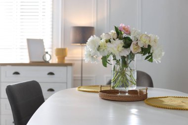 Yemek odasında vazo çiçekli güzel masa ayarları, metin için boşluk.