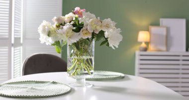 Yemek odasında vazo çiçekli güzel masa ayarları, metin için boşluk.