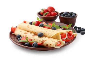 Böğürtlenli, kremalı ve nane şekerli krepler beyaza izole edilmiş.