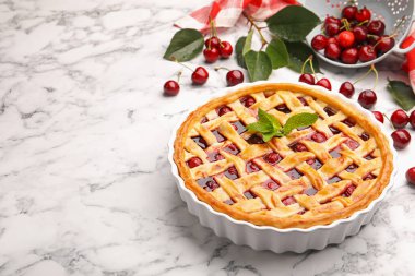 Lezzetli kirazlı turta ve beyaz mermer masada böğürtlenler, yakın plan. Metin için boşluk