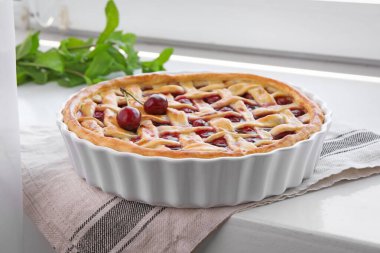 Pencere pervazında lezzetli vişneli turta, yakın plan.